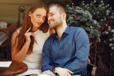 Güzel bir çift yaz şehrinde vakit geçirir.