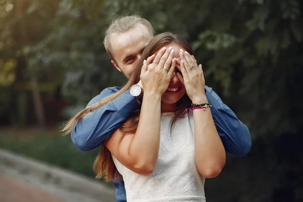 Piękna para spędza czas w letnim parku — Zdjęcie stockowe