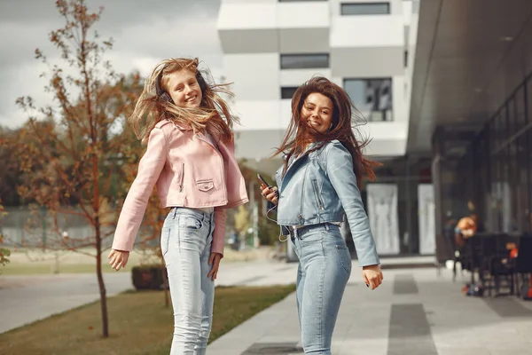 Chicas elegantes y elegantes en un parque de otoño — Foto de Stock