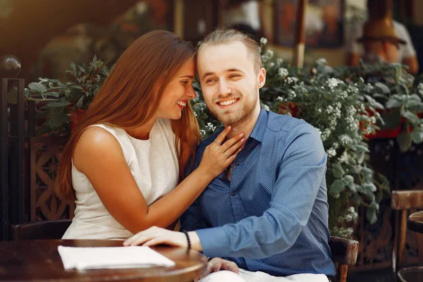 Mooi koppel brengen tijd door in een zomerstad — Stockfoto