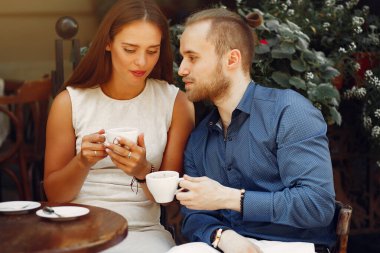 Güzel bir çift yaz şehrinde vakit geçirir.