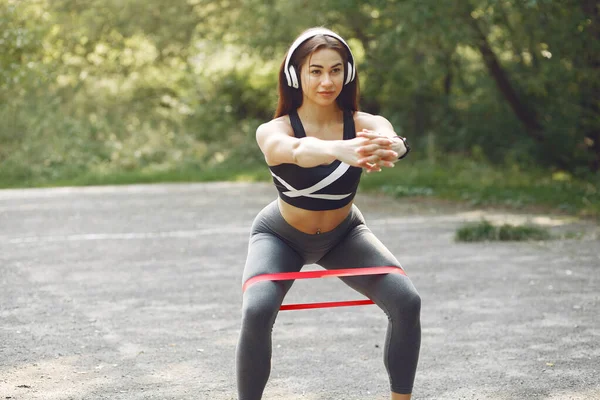 Spor elastik bantlı spor kızı eğitimi — Stok fotoğraf
