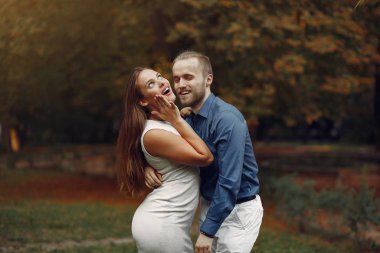 Güzel bir çift yaz parkında vakit geçirir.