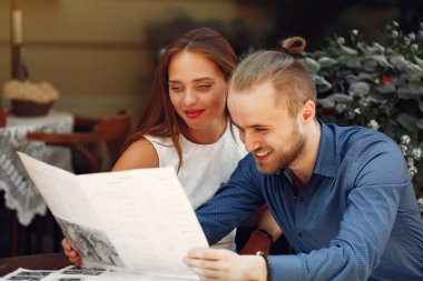 Güzel bir çift yaz şehrinde vakit geçirir.