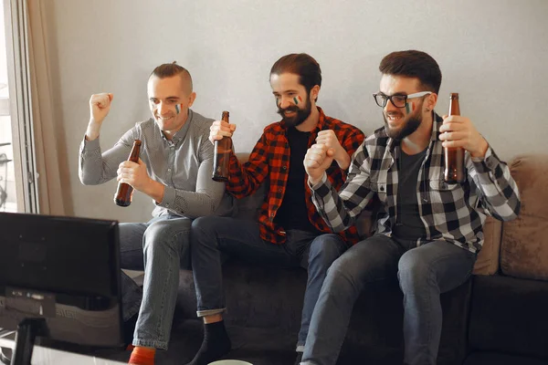 Group of fans are watching a soccer moment on the TV — Stock Photo, Image