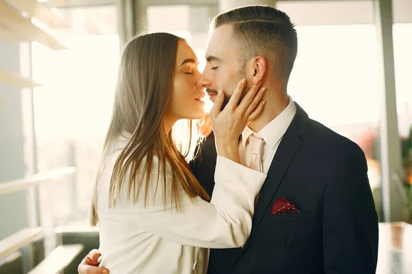 La pareja elegante en trajes pasan el tiempo en la cafetería —  Fotos de Stock