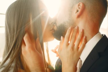 Takım elbiseli zarif çift bir kafede vakit geçiriyor.