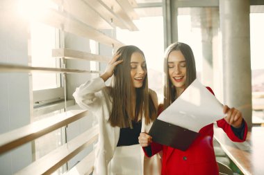 Bir kafede çalışan iki iş kadını.