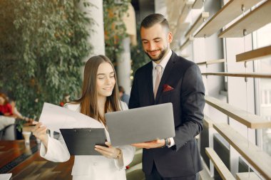 Harika duruşu olan ve bir kafede çalışan yakışıklı bir iş adamı.