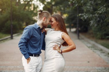 Güzel bir çift yaz parkında vakit geçirir.