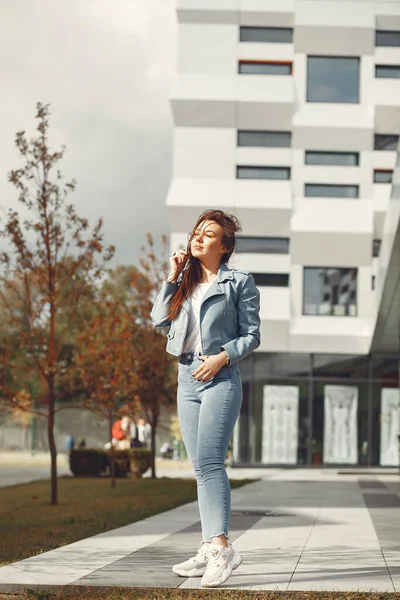 Chica de moda de pie en una ciudad de verano — Foto de Stock