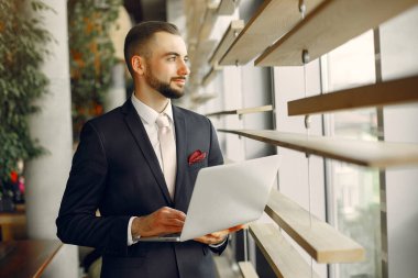 Masada dizüstü bilgisayarla çalışan adamı kapat.