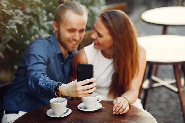 Hermosa pareja pasar tiempo en una ciudad de verano — Foto de Stock