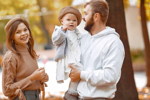 Gezin met dochtertje in een herfstpark — Stockfoto