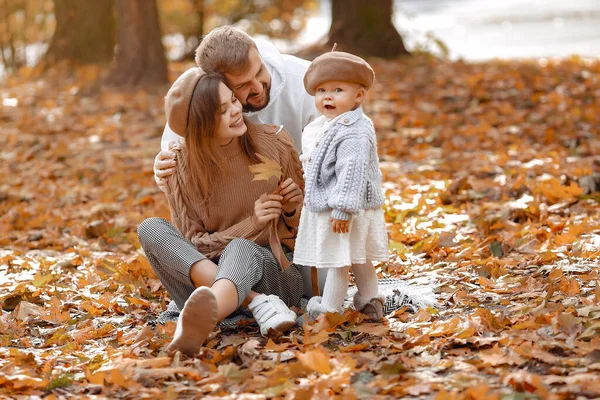 Famille avec petite fille dans un parc d'automne — Photo