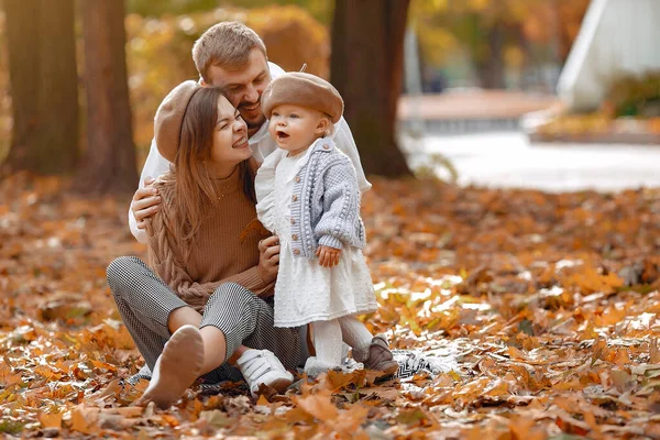 Famiglia con bambina in un parco autunnale — Foto Stock