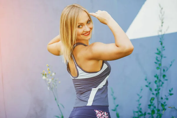 A beautiful girl is engaged in morning exercise in the park. — Stock Photo, Image