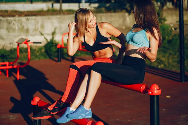 Les filles sont engagées dans l'exercice du matin dans le parc . — Photo