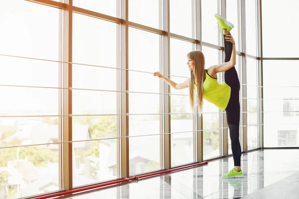 Chica de fitness en un gimnasio —  Fotos de Stock