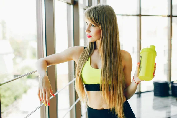 Fitness girl in a gym — Stock Photo, Image