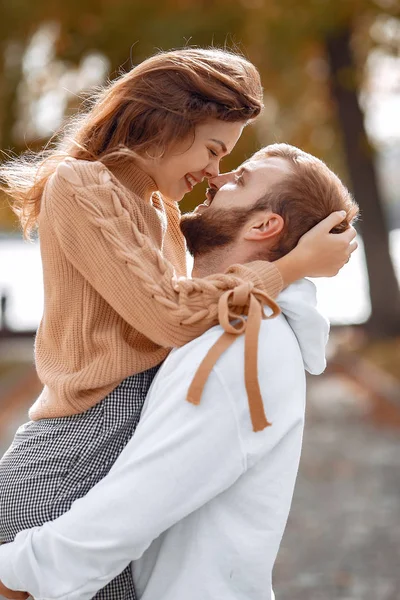 美しいカップルは秋の公園で時間を過ごす — ストック写真