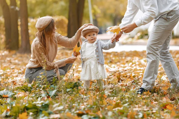 Gezin met dochtertje in een herfstpark — Stockfoto