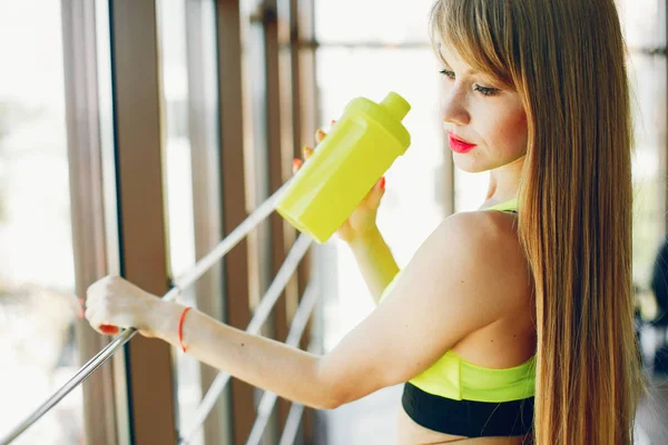Fitness flicka i ett gym — Stockfoto