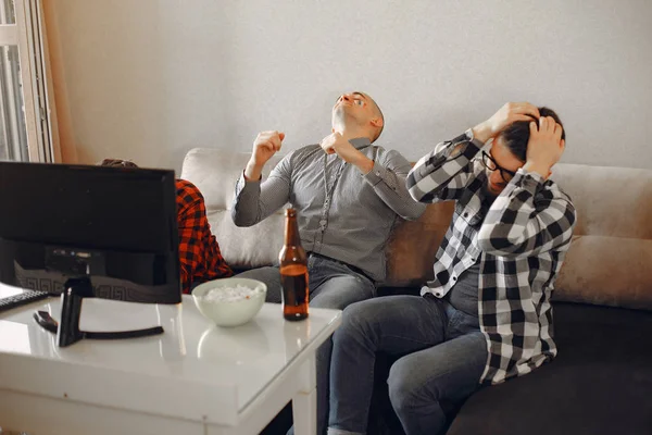 Gruppe von Fans verfolgt einen Fußballmoment am Fernseher — Stockfoto