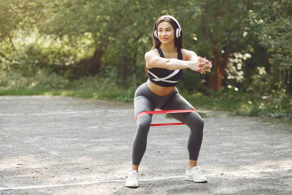 Sport-Mädchen-Training mit Sport-Gummibändern — Stockfoto