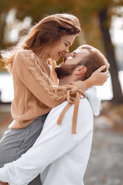 Beau couple passer du temps dans un parc d'automne — Photo