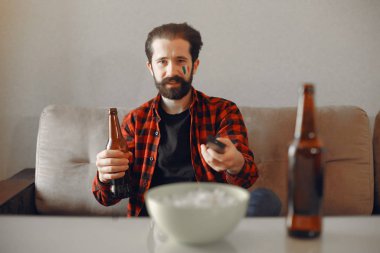 Taraftarlar televizyonda maç izliyor.