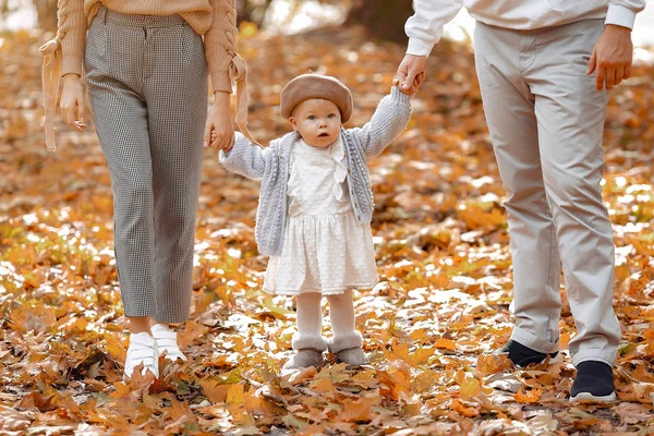 Familj med liten dotter i en höstpark — Stockfoto