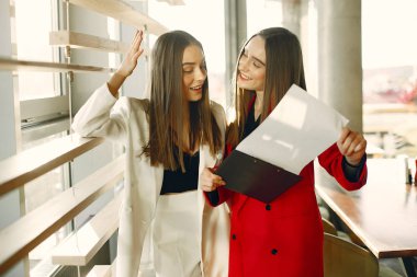 Bir kafede çalışan iki iş kadını.