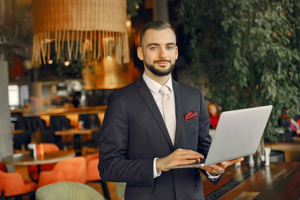 Chiudi uomo che lavora con un computer portatile al tavolo — Foto Stock