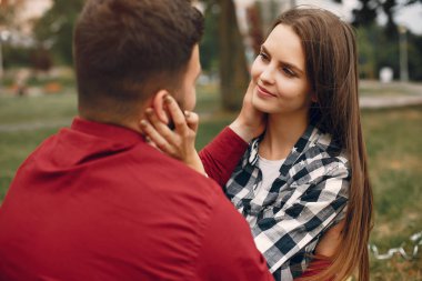 Güzel bir çift yaz parkında vakit geçirir.