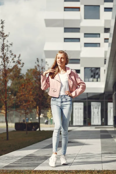 Chica de moda de pie en una ciudad de verano — Foto de Stock