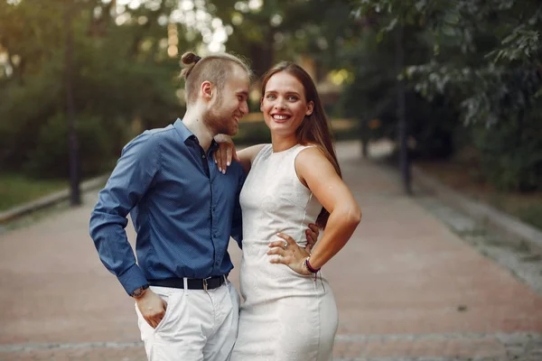 Hermosa pareja pasar tiempo en un parque de verano —  Fotos de Stock