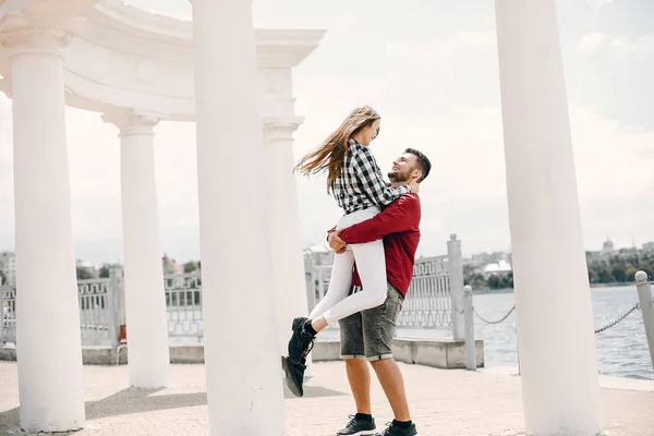 Belo casal passar o tempo em um parque de verão — Fotografia de Stock