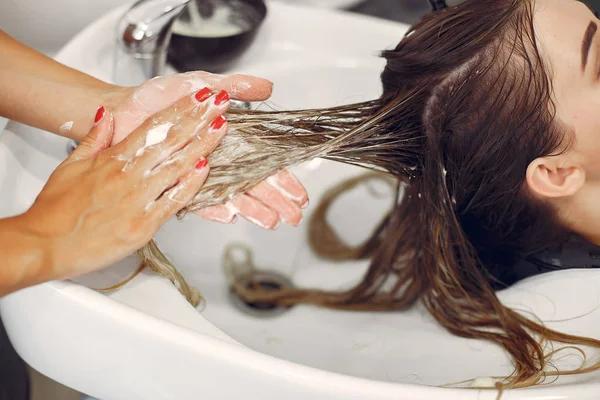 Женщина моет голову в парикмахерской — стоковое фото