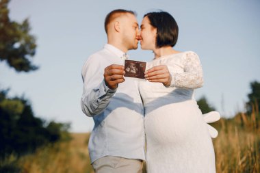 Şirin bir aile yaz tarlasında vakit geçiriyor.