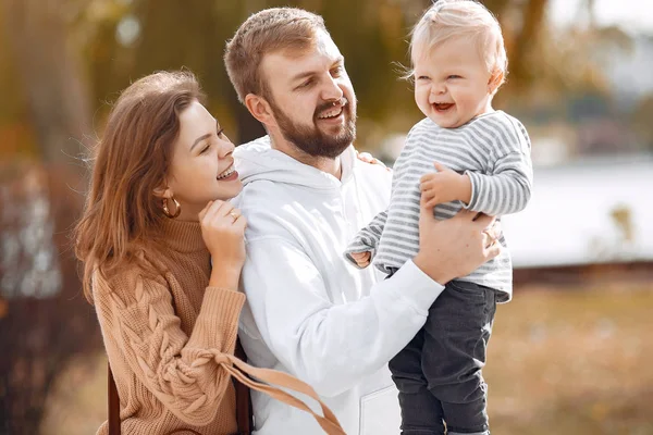 Família com pequena filha em um parque de outono — Fotografia de Stock