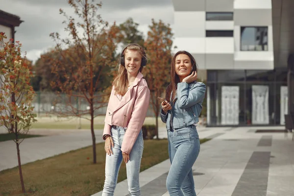 Chicas elegantes y elegantes en un parque de otoño — Foto de Stock