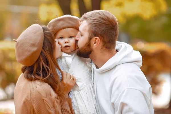 Família com pequena filha em um parque de outono — Fotografia de Stock