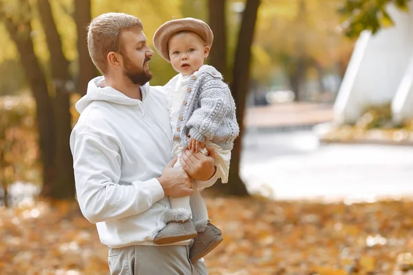 Família com pequena filha em um parque de outono — Fotografia de Stock