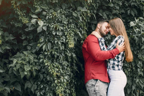 Vackra par tillbringa tid i en sommarpark — Stockfoto