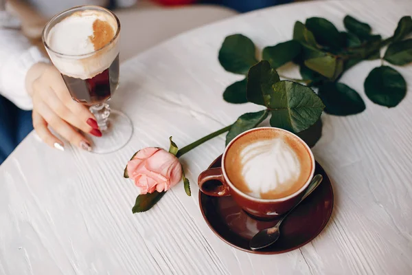 Weibliche Hand hält Dessert — Stockfoto