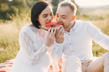 Şirin bir aile yaz tarlasında vakit geçiriyor.