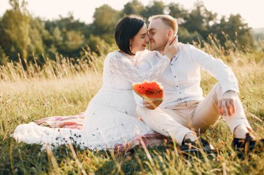 Şirin bir aile yaz tarlasında vakit geçiriyor.