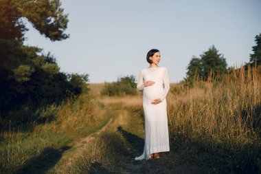 Tatlı bir kadın yaz tarlasında vakit geçiriyor.
