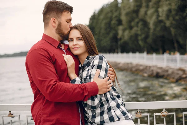 Hermosa pareja pasar tiempo en un parque de verano —  Fotos de Stock